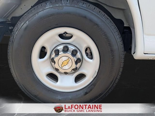 2025 Chevrolet Express Passenger 1LT