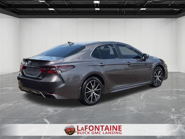 2022 Toyota Camry SE Hybrid