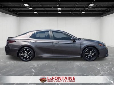 2022 Toyota Camry SE Hybrid